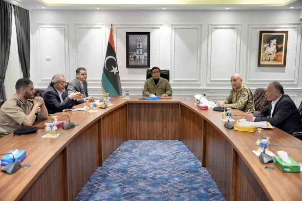 العايب يتوسط الدبيبة والطرابلسي (يسار) في اجتماع سابق ترأسه المنفي (المجلس الرئاسي الليبي)