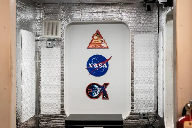 يظهر شعار «ناسا» في منطقة عمل في مركز جونسون الفضائي التابع للوكالة في هيوستن بتكساس (رويترز)
