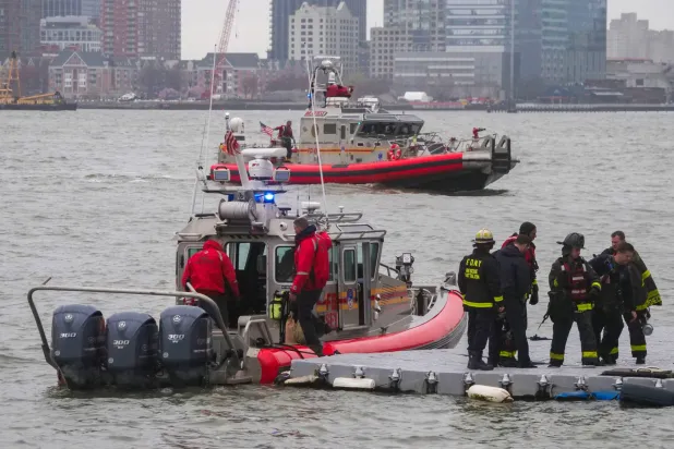 غواصون يبحثون عن ضحايا حادث تحطّم المروحية بنهر هادسون في 10 أبريل (د.ب.أ)