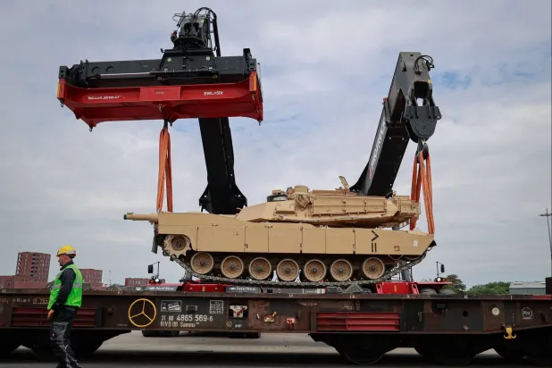 نقل دبابة أميركية إلى ميناء إيسبيرغ في الدنمارك (الجيش الأميركي)