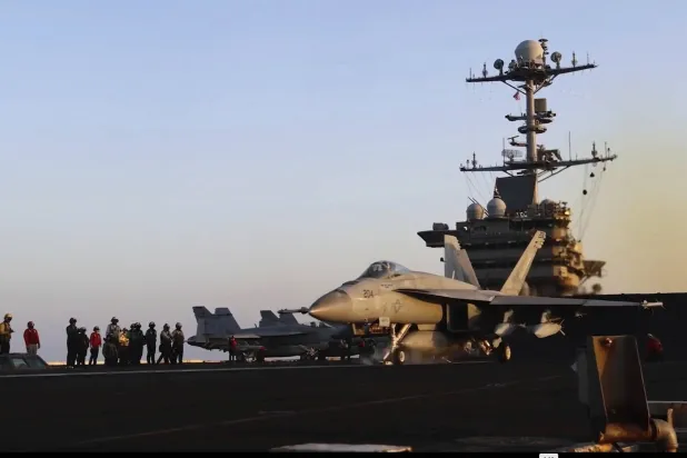 صورة مأخوذة من مقطع فيديو قدمته البحرية الأميركية تظهر طائرة تنطلق من حاملة طائرات لضرب الحوثيين (أ.ب)