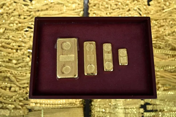 سبائك ذهبية معروضة لدى أحد تجار الذهب بالحي الصيني في بانكوك (أ.ف.ب)