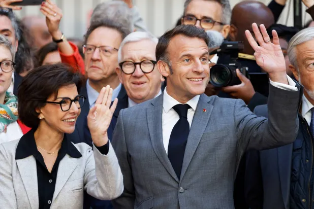 الرئيس الفرنسي إيمانويل ماكرون ووزيرة الثقافة الفرنسية رشيدة داتي خلال زيارتهما لمعرض باريس للكتاب (رويترز)