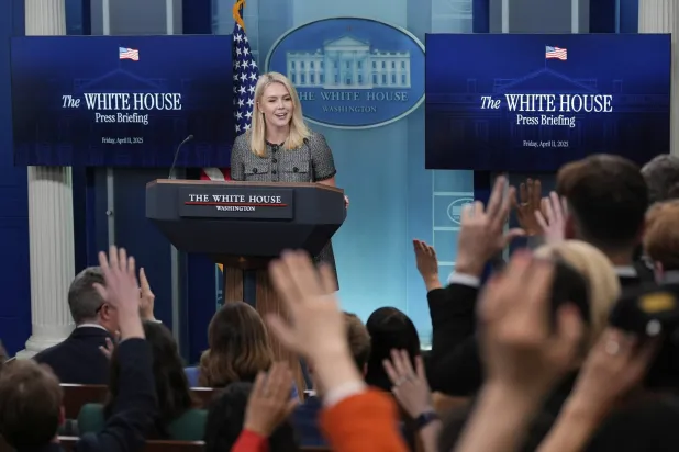  المتحدثة باسم البيت الأبيض كارولين ليفيت خلال إحاطة دورية للصحافيين (أ.ب) 