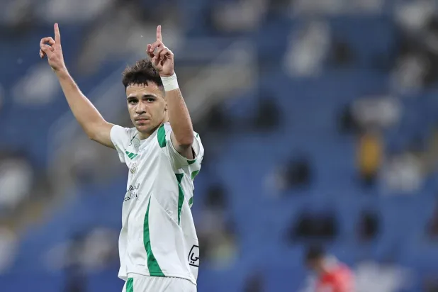 فيغا لاعب الأهلي محتفلاً بهدفه في الرائد (تصوير: سعد العنزي)