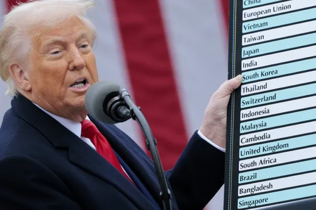 ترمب وقائمة التعرفة الجمركية المفروضة على دول العالم (غيتي)