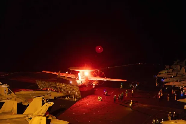 طائرة المراقبة «هوك آي» تقلع من على متن حاملة الطائرات «هاري ترومان» (الجيش الأميركي)