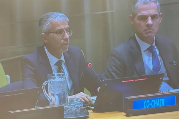 السفير عبد العزيز الواصل يتحدث خلال جلسة الإحاطة الأولى بشأن «مؤتمر السلام» في نيويورك (بعثة السعودية)