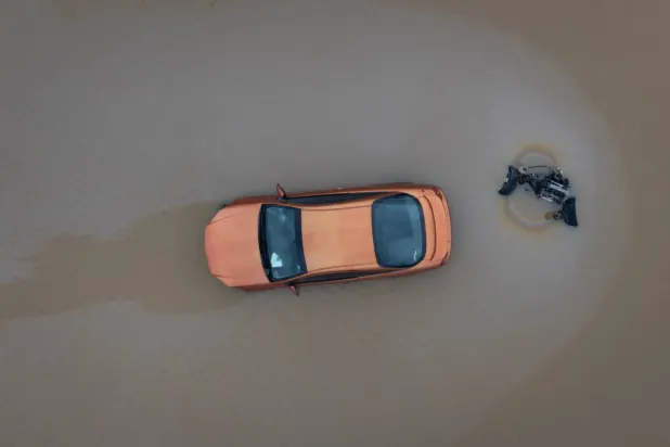 Yağmur suyu bir arabanın etrafını sardı (AFP)