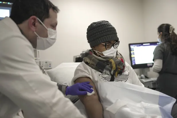 توانا لوني المرأة الخمسينية المتحدرة من ألاباما التي خضعت لعملية زرع كلية خنزير معدلة وراثياً (أ.ب)