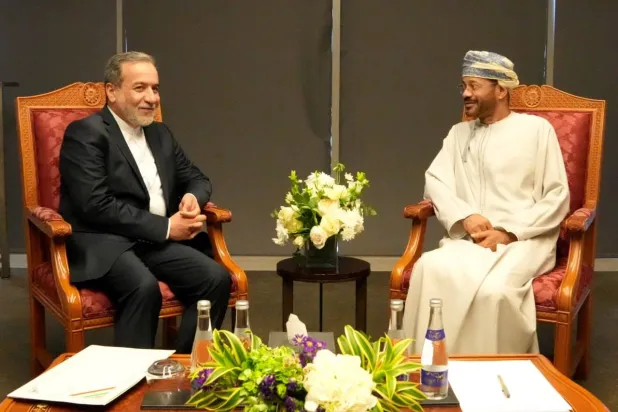 صورة نشرتها الخارجية الإيرانية من لقاء عراقجي والبوسعيدي في مسقط اليوم