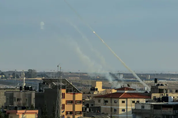 أطلقت «حماس» عدداً كبيراً من الصواريخ باتجاه إسرائيل من رفح (أرشيفية - د.ب.أ)