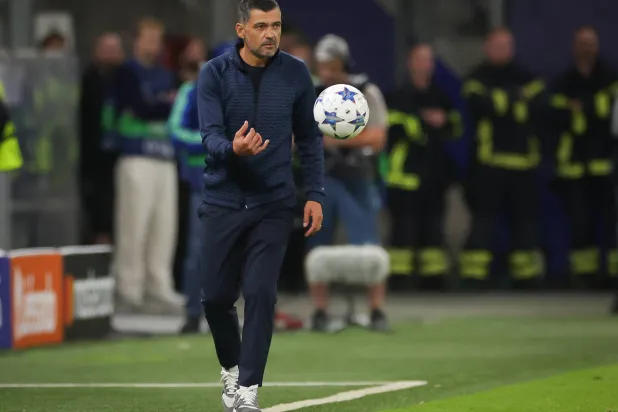 سيرجيو كونسيساو مدرب ميلان (د.ب.أ)