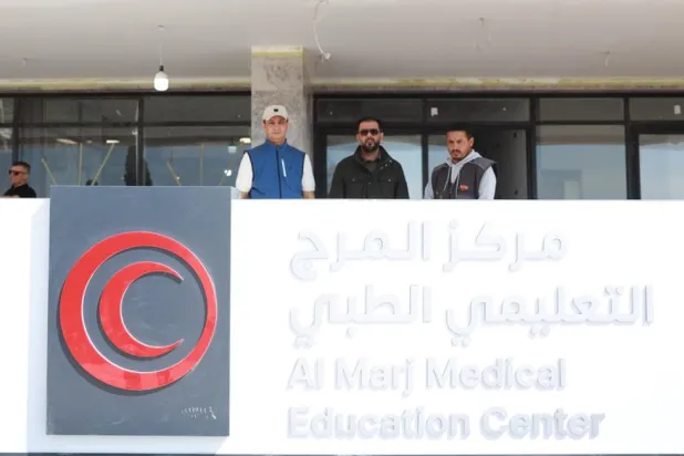 بالقاسم حفتر وأسامة حماد خلف لافتة «مركز المرج» وذلك خلال مباشرة عمليات الإعمار بالمدينة (حكومة الاستقرار)