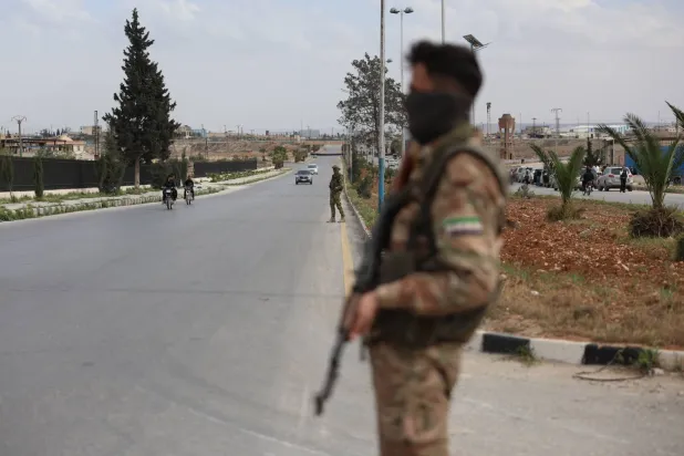 عناصر من الجيش السوري ينتشرون في حلب (إ.ب.أ)