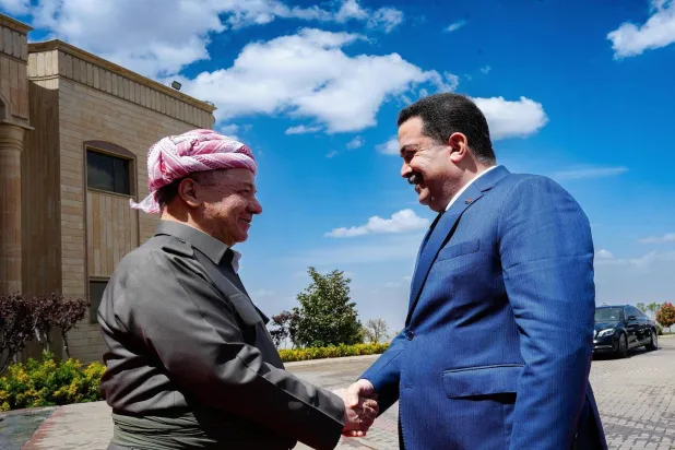رئيس الحزب الديمقراطي الكردستاني مسعود بارزاني مستقبلاً رئيس الحكومة العراقية محمد شياع السوداني في أربيل (إعلام حكومي)
