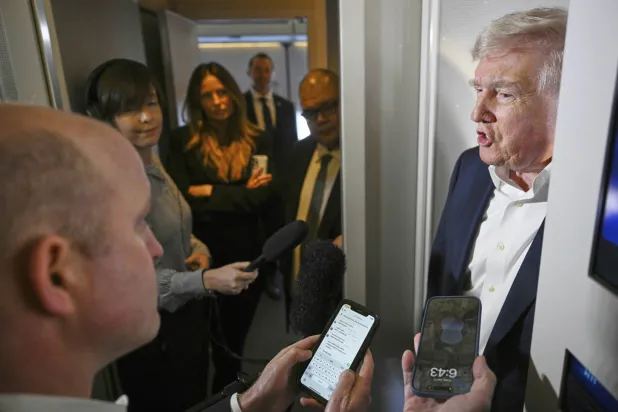 ترمب متحدِّثاً مع الصحافيين على متن الطائرة الرئاسية لدى توجُّهه إلى فلوريدا 11 أبريل (أ.ب)