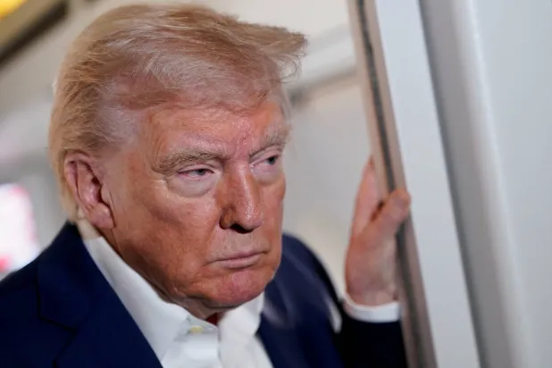 الرئيس الأميركي دونالد ترمب على متن الطائرة الرئاسية «إير فورس ون» في فلوريدا (رويترز)