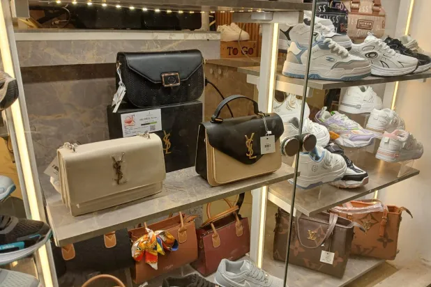 إقبال على شراء حقائب تحمل شعارات براندات شهيرة (الشرق الأوسط)