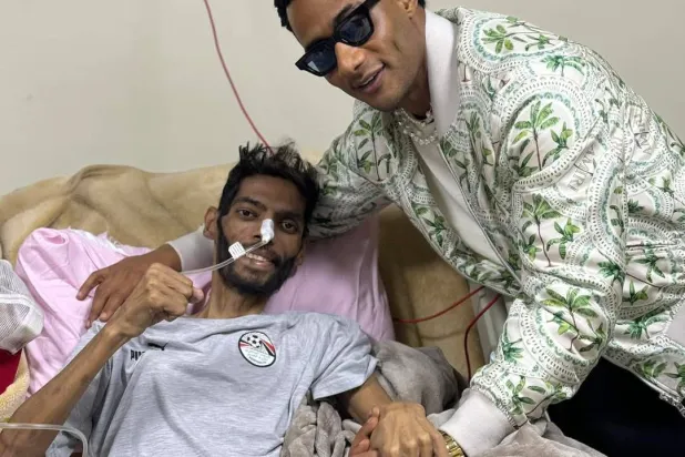 محمد رمضان خلال زيارته لإبراهيم شيكا (حساب شيكا على فيسبوك)