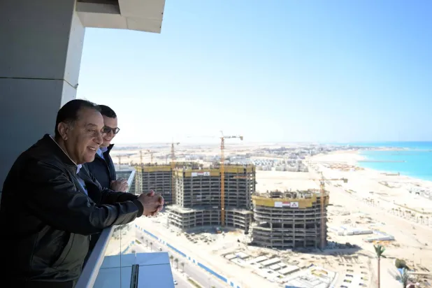 رئيس الوزراء المصري خلال زيارة مدينة العلمين الجديدة (مجلس الوزراء المصري)