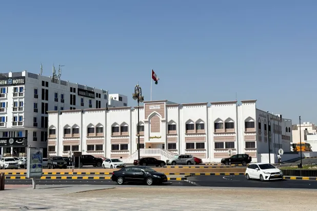 موكب المبعوث الأميركي إلى الشرق الأوسط ستيف ويتكوف بمقر المحادثات في مسقط أمس (رويترز)