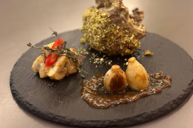 من أطباقة المؤلفة من لحم الغنم والفستق الحلبي والشوكولاتة (الشرق الاوسط)