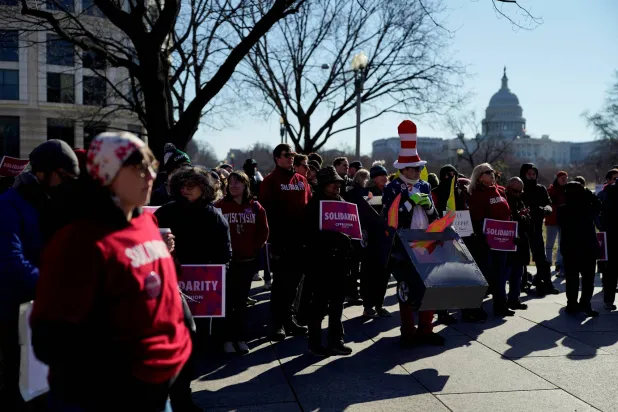 تجمع لموظفي «مكتب حماية المستهلك المالي» الأميركي خارج مقر محكمة في واشنطن يوم 3 مارس 2025 (رويترز)