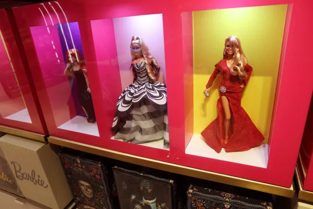 دمى باربي معروضة للبيع في متجر ألعاب «فاو شوارتز» بمدينة نيويورك (أ.ف.ب)