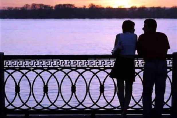 يمكن لما نقوله أن يعزز الثقة بيننا أو أن يخلق استياءً يُضعف الثقة تدريجياً (رويترز)