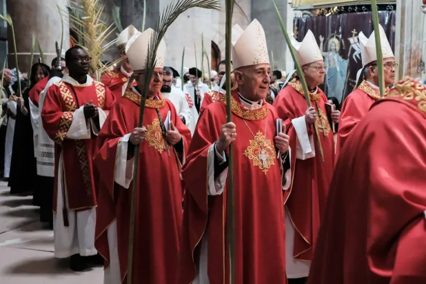 مسيحيون في كنيسة القيامة بالقدس للاحتفال بأحد الشعانين (د.ب.أ)