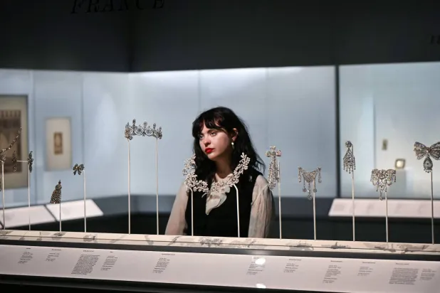 الزائر إلى المعرض سيستمتع بساعات تاريخية مكتوبة بالأحجار الكريمة والمعادن النفيسة (أ.ف.ب)