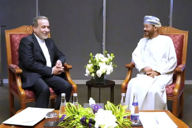 البوسعیدی از همتای ایرانی خود، عباس عراقچی، استقبال کرد (آسوشیتدپرس)