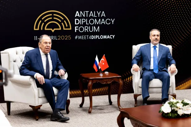 مباحثات بين وزيري الخارجية التركي هاكان فيدان والروسي سيرغي لافروف على هامش منتدى أنطاليا الدبلوماسي السبت (الخارجية التركية)