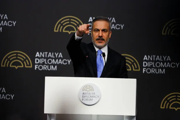 فيدان خلال مؤتمر صحافي في ختام منتدى أنطاليا الدبلوماسي (رويترز)