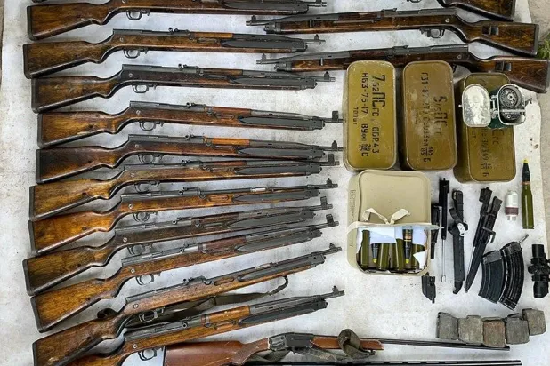 أسلحة ضبطها الجيش اللبناني بحوزة موقوفين لديه السبت (مديرية التوجيه)