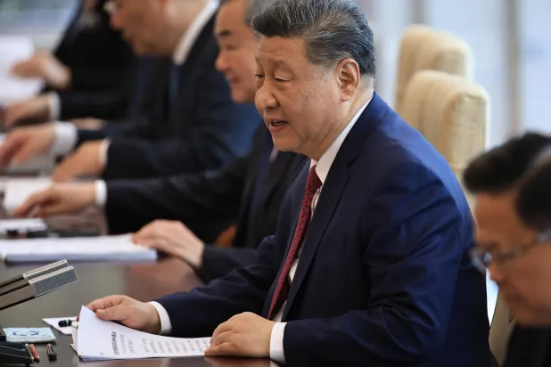 الرئيس شي لدى ترؤسه محادثات مع رئيس الوزراء الإسباني بيدرو سانشيز في بكين يوم 11 أبريل (إ.ب.أ)