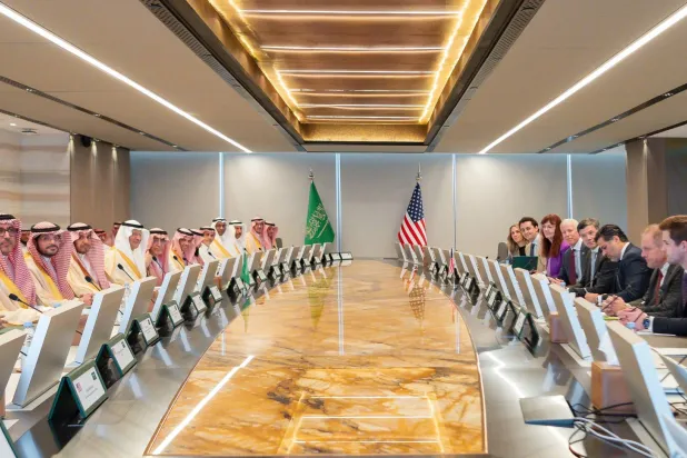 الأمير عبد العزيز بن سلمان بن عبد العزيز وزير الطاقة السعودي مع وزير الطاقة الأميركي كريس رايت (وزارة الطاقة)