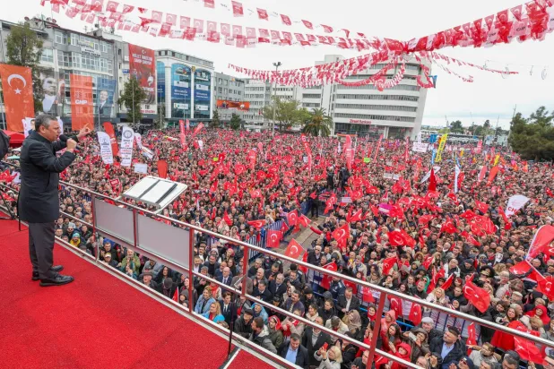 رئيس حزب الشعب الجمهوري أوزغور أوزيل تعهّد بإطاحة حكم إردوغان في أول انتخابات (حساب الحزب في «إكس»)