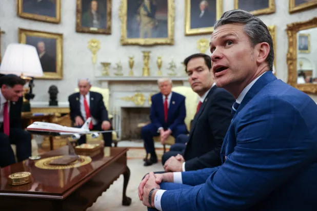 وزير الدفاع الأميركي بيت هيغسيث يتحدث خلال اجتماع ترمب ونتنياهو في واشنطن الأسبوع الماضي (رويترز)