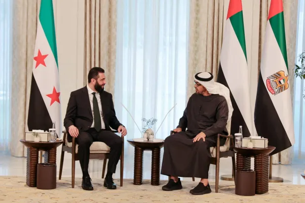 الشيخ محمد بن زايد خلال لقاء الرئيس السوري أحمد الشرع في العاصمة الإماراتية أبوظبي (رويترز) 