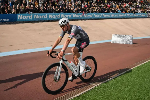 ماتيو فان دير بويل بطل سباق باريس - روبيه (أ.ف.ب) 