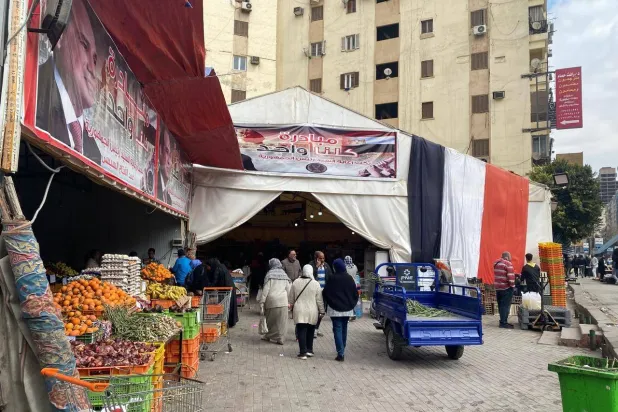 أحد منافذ البيع الثابتة المُقامة بالتعاون مع الحكومة بمنطقة الدقي (الشرق الأوسط)