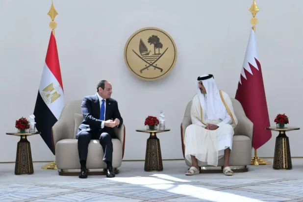 أمير دولة قطر تميم بن حمد آل ثاني يستقبل الرئيس المصري عبد الفتاح السيسي بمطار حمد الدولي في الدوحة (الرئاسة المصرية)
