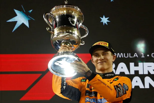 سائق «ماكلارين» الأسترالي أوسكار بياستري يحتفل بلقب جائزة البحرين (رويترز)