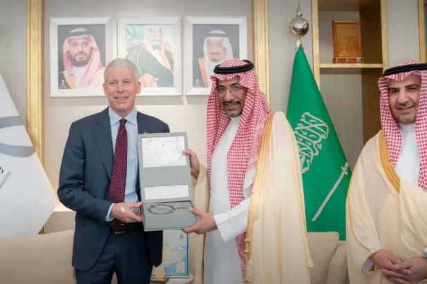 من اليمين: المديفر والخريّف ورايت (وزارة الصناعة)