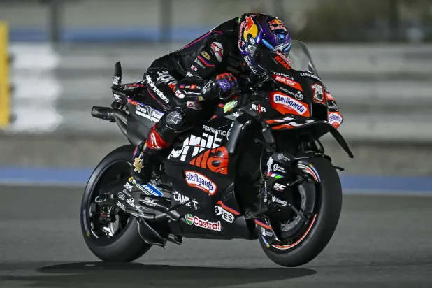 خورخي مارتن دراج أبريليا قبل الحادث في سباق قطر (إ.ب.أ)