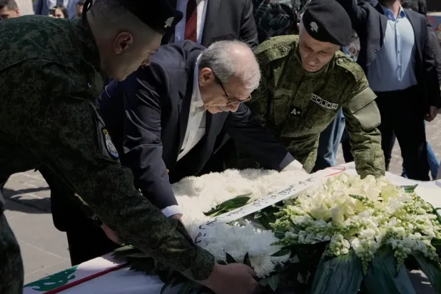 Selam, iç savaşın başlamasının ellinci yıldönümünde Beyrut'un merkezindeki Şehitler Meydanı anıtına çelenk bıraktı (AP)