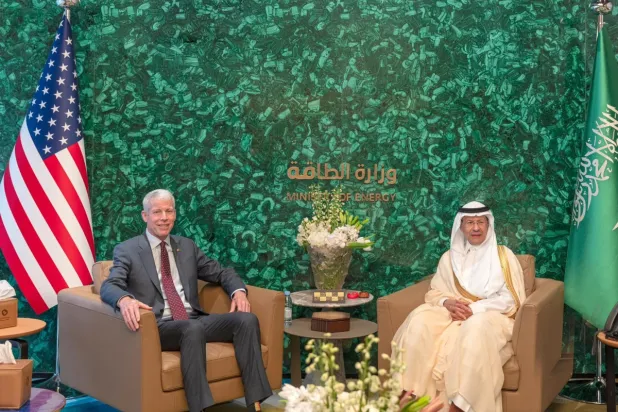 الأمير عبد العزيز بن سلمان بن عبد العزيز وزير الطاقة السعودي مع وزير الطاقة الأميركي كريس رايت (وزارة الطاقة)