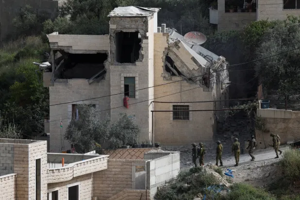 قوات إسرائيلية تسير في رام الله بالضفة الغربية (رويترز)